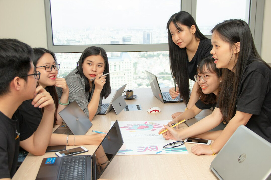 manager brainstorming with team