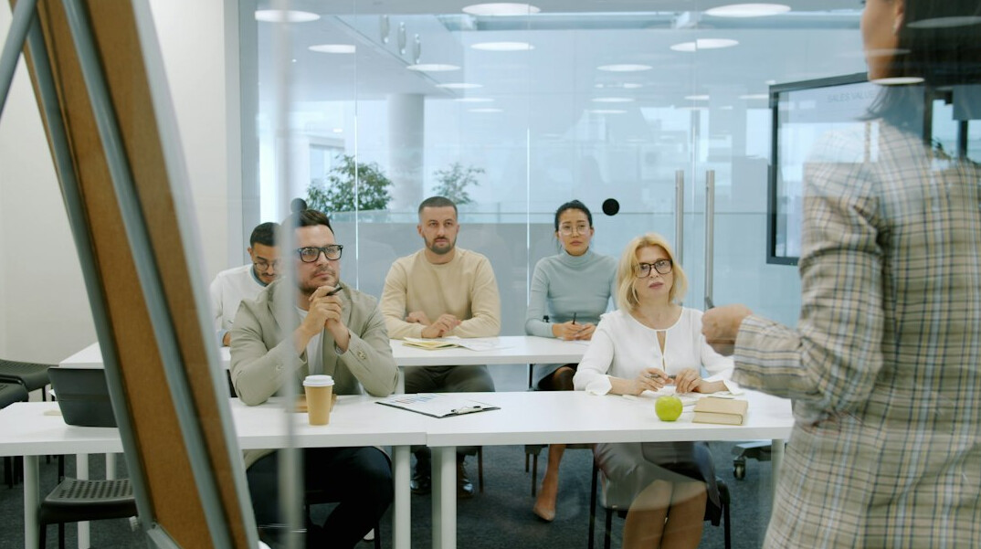 manager leading team discussion